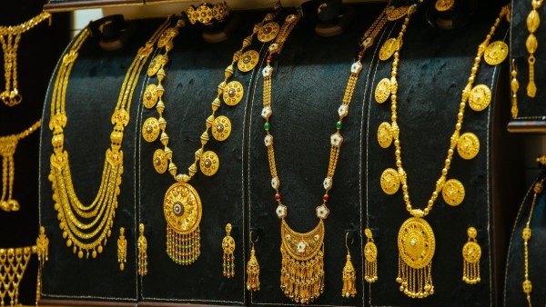حكم الزكاة في الذهب الخاص بالمرأة.. دار الإفتاء تجيب