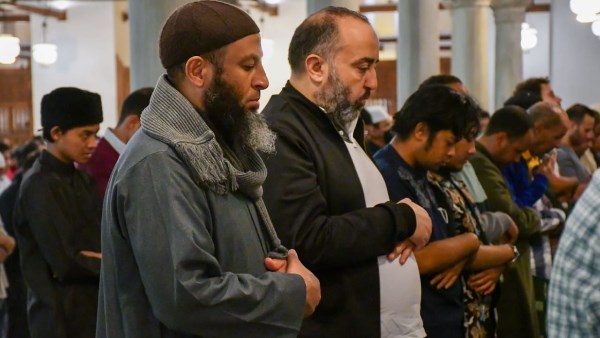 حكم عدم قراءة المأموم الفاتحة في الصلاة السرية.. دار الإفتاء تجيب
