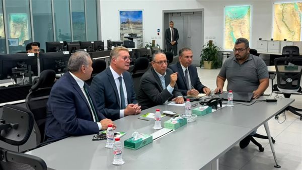 كريم بدوي يتابع موقف شبكة الغاز وإمدادات محطات الكهرباء