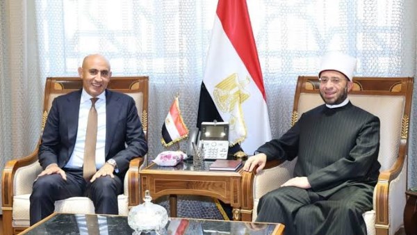 وزير الأوقاف يهنئ محمد عبد اللطيف بالدكتوراة الفخرية من جامعة هيروشيما